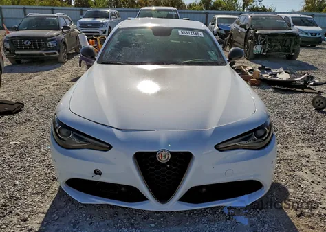 2019 Alfa Romeo Giulia z USA, uszkodzony, nr VIN ZARFAMAN4K7600335